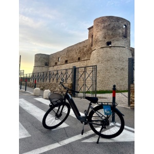 e-bike Bottecchia con visuale sul Castello Aragonese di Ortona (CH)