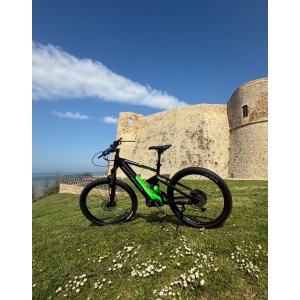 Noleggio E-MTB Bottecchia a Ortona sulla Ciclabile Dei Trabocchi - La foto è scattata sul prato all' interno del Castello Aragonese di Ortona (CH)